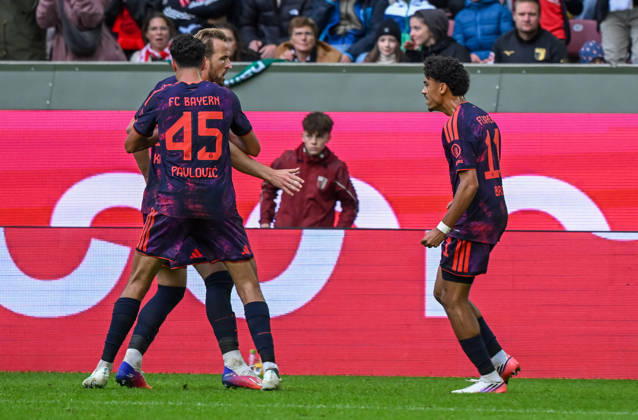 10.10.2026, xemx, Fussball 1.Bundesliga, FC Augsburg - Bayern München v.l. Nathaniel Brown (FC Bayern Muenchen) Jubel, Torjubel, celebrate the goal, jubelt ueber das Tor zum 2:2 (DFL DFB REGULATIONS PROHIBIT ANY USE OF PHOTOGRAPHS as IMAGE SEQUENCES and or QUASI-VIDEO) Augsburg