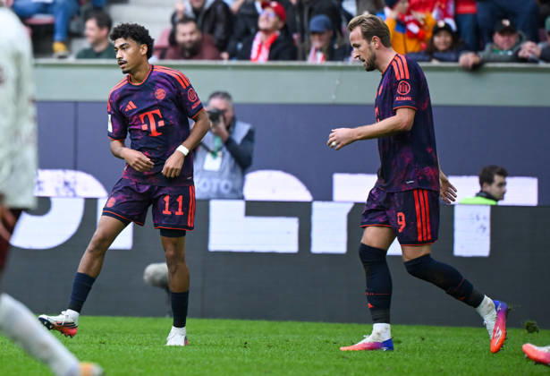 10.10.2026, xemx, Fussball 1.Bundesliga, FC Augsburg - Bayern München v.l. Nathaniel Brown (FC Bayern Muenchen) Jubel, Torjubel, celebrate the goal, jubelt ueber das Tor zum 2:2 (DFL DFB REGULATIONS PROHIBIT ANY USE OF PHOTOGRAPHS as IMAGE SEQUENCES and or QUASI-VIDEO) Augsburg