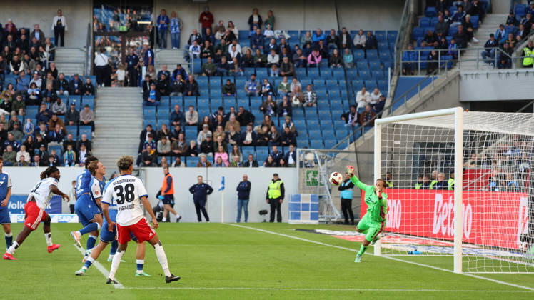 10.10.2026, xrekx, Fussball 1.Bundesliga, TSG 1899 Hoffenheim - Hamburger SV v.l. Kopfball zum 2:2 durch Terem Moffi (Hamburger SV) Oliver Baumann (TSG 1899 Hoffenheim) (DFL DFB REGULATIONS PROHIBIT ANY USE OF PHOTOGRAPHS as IMAGE SEQUENCES and or QUASI-VIDEO) Sinsheim