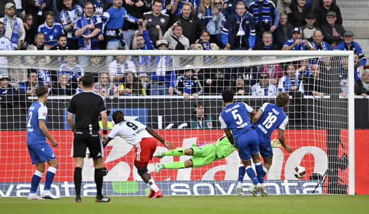 TOR zum 2:2 Terem Moffi Hamburger SV HSV (09) Torschuss Aktion Torchance Kopfballduell Zweikampf Aktion gegen Ozan Kabak TSG 1899 Hoffenheim (05) Wouter Burger TSG 1899 Hoffenheim (18) Torwart Oliver Baumann TSG 1899 Hoffenheim (01) Schiedsrichter Referee Harm Osmers TSG 1899 Hoffenheim vs Hamburger SV HSV 10.10.2026 DFL REGULATIONS PROHIBIT ANY USE OF PHOTOGRAPHS AS IMAGE SEQUENCES AND OR QUASI-VIDEO TSG 1899 Hoffenheim vs Hamburger SV HSV