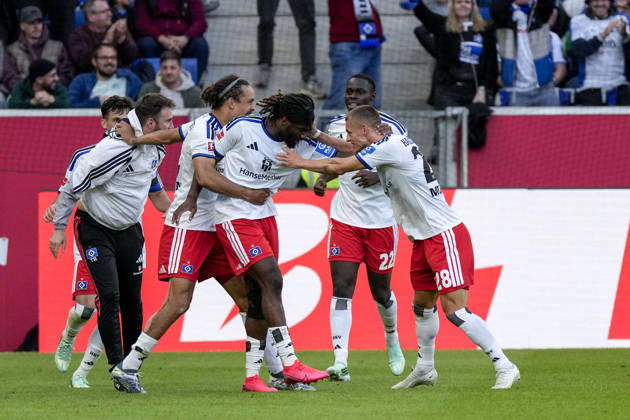 v.li.: Yussuf Poulsen (HSV, 15), Terem Moffi (HSV, 9), Kofi Amoako (HSV, 22), Miro Muheim (HSV, 28), Spieler vom Hamburger SV (HSV) jubeln über das Tor zum 2:2, Jubel, Torjubel, Torerfolg, celebrate the goal, goal, celebration, jubelt ueber das Tor, Freuen, Freude, freut sich, optimistisch, positiv, Spielszene, Highlight, Action, Aktion, 10.10.2026, Sinsheim (Deutschland), Fussball, Bundesliga, TSG 1899 Hoffenheim - Hamburger SV, DFB DFL REGULATIONS PROHIBIT ANY USE OF PHOTOGRAPHS AS IMAGE SEQUENCES AND OR QUASI-VIDEO.