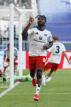 Terem Moffi (HSV) r. setzt sich im Kopfball gegen Ozan Kabak (TSG Hoffenheim) durch und Goal scored, erzielt das Tor zum 2:2, celebrate the goal im Bundesliga-Spiel zwischen der TSG 1899 Hoffenheim und dem Hamburger SV in der PreZero Arena, Sinsheim, Deutschland, am 10. Oktober 2026. in action during the Bundesliga match between TSG 1899 Hoffenheim and Hamburger SV at the PreZero Arena, Sinsheim, Germany, on October 10, 2026. DFB DFL REGULATIONS PROHIBIT ANY USE OF PHOTOGRAPHS AS IMAGE SEQUENCES AND OR QUASI-VIDEO, Copyright: HMBxMedia xHeikoxBecker