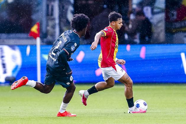 DEVENTER , 10-10-2026 , Stadium De Adelaarshorst , season 2026 2027 , Dutch Eredivisie football . match between Go Ahead Eagles and Sparta Rotterdam, Picture shows Sparta player Lushendry Martes , Eagles player Dean James Go Ahead Eagles - Sparta  x208110533x Copyright: