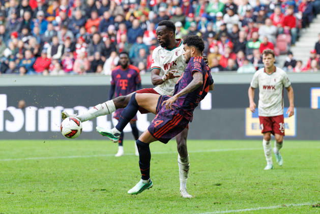 Chrislain Matsima (5, FC Augsburg) und Luis Diaz (14, FC Bayern München) beim Spiel zwischen FC Augsburg v FC Bayern München, Fussball, Herren, Bundesliga, 2026 2027, 5.Spieltag am 10.10.2026 in Augsburg, WWK ARENA. DFL and DFB regulations prohibit any use of photographs as image sequences and or quasi-video. Bayern Deutschland