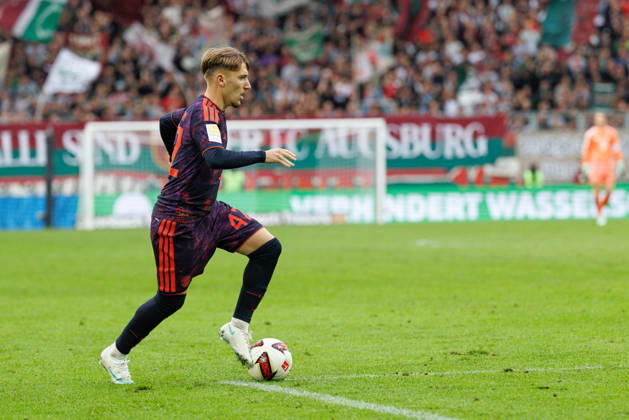 Lennart Karl (42, FC Bayern München) beim Spiel zwischen FC Augsburg v FC Bayern München, Fussball, Herren, Bundesliga, 2026 2027, 5.Spieltag am 10.10.2026 in Augsburg, WWK ARENA. DFL and DFB regulations prohibit any use of photographs as image sequences and or quasi-video. Bayern Deutschland