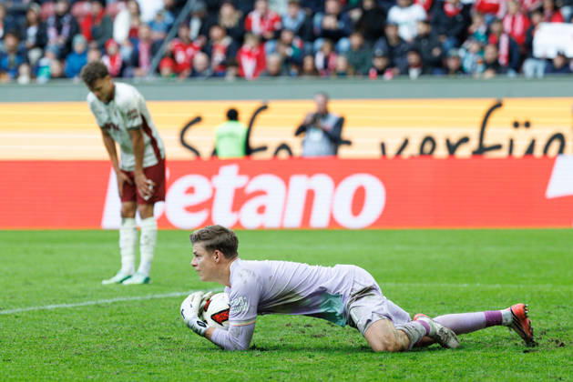 Finn Dahmen (1, FC Augsburg), hält den Ball sicher beim Spiel zwischen FC Augsburg v FC Bayern München, Fussball, Herren, Bundesliga, 2026 2027, 5.Spieltag am 10.10.2026 in Augsburg, WWK ARENA. DFL and DFB regulations prohibit any use of photographs as image sequences and or quasi-video. Bayern Deutschland