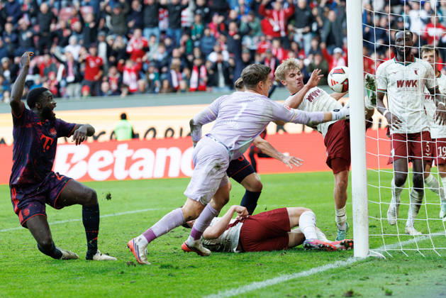 Hennes Behrens (16, FC Augsburg) und Finn Dahmen (1, FC Augsburg) retten auf der Linie beim Spiel zwischen FC Augsburg v FC Bayern München, Fussball, Herren, Bundesliga, 2026 2027, 5.Spieltag am 10.10.2026 in Augsburg, WWK ARENA. DFL and DFB regulations prohibit any use of photographs as image sequences and or quasi-video. Bayern Deutschland