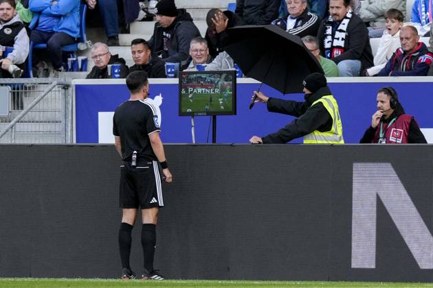 Harm Osmers (Schiedsrichter) konsultiert nach dem vermeintlichen Tor zum 2:2 für den HSV den Video Assist Referee, VAR, Videobeweis, Videoschiedsrichter, Video, Aktion, Action, Spielszene, 10.10.2026, Sinsheim (Deutschland), Fussball, Bundesliga, TSG 1899 Hoffenheim - Hamburger SV, DFB DFL REGULATIONS PROHIBIT ANY USE OF PHOTOGRAPHS AS IMAGE SEQUENCES AND OR QUASI-VIDEO.