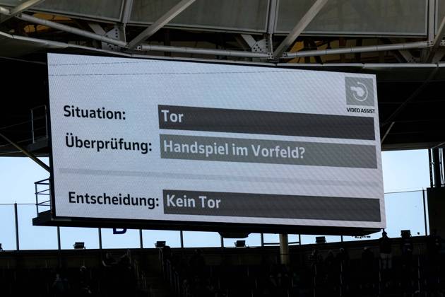 Die Anzeigetafel zeigt es an, Handspiel im Vorfeld, kein Treffer, nach dem vermeintlichen Tor zum 2:2 für den HSV den Video Assist Referee, VAR, Videobeweis, Videoschiedsrichter, Video, Aktion, Action, Spielszene, 10.10.2026, Sinsheim (Deutschland), Fussball, Bundesliga, TSG 1899 Hoffenheim - Hamburger SV, DFB DFL REGULATIONS PROHIBIT ANY USE OF PHOTOGRAPHS AS IMAGE SEQUENCES AND OR QUASI-VIDEO.