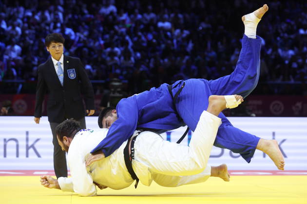 AZERBAIJAN, BAKU - OCTOBER 10, 2026: Azerbaijan s Dzhamal Gamzatkhanov (R) and Kanan Nasibov fight in their heavyweight bout during the 2026 World Judo Championships at the National Gymnastics Arena. Mikhail Sinitsyn TASS  99048145