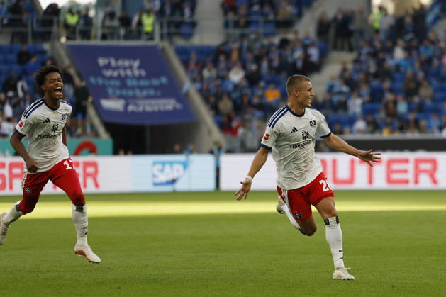 v.l.n.r. Warmed Omari (HSV) und Torschuetze, Scorer Miro Muheim (HSV), Jubel nach dem Tor zum 2:3, jubelnd, bejubelt, jubelt, jubeln, Cheers after the goal, cheering, celebrated, cheers, cheering, emotions: im Bundesliga-Spiel zwischen der TSG 1899 Hoffenheim und dem Hamburger SV in der PreZero Arena, Sinsheim, Deutschland, am 10. Oktober 2026. in action during the Bundesliga match between TSG 1899 Hoffenheim and Hamburger SV at the PreZero Arena, Sinsheim, Germany, on October 10, 2026. DFB DFL REGULATIONS PROHIBIT ANY USE OF PHOTOGRAPHS AS IMAGE SEQUENCES AND OR QUASI-VIDEO, Copyright: HMBxMedia xHeikoxBecker