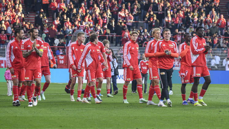 im Bild v.l.: Union siegt nach 90 plus 2 Minuten 1:0, Freude, Jubel, Zufriedenheit in den Gesichtern der Spieler, GER, Berlin, Fussball, 1. FC Union Berlin vs SV Elversberg, in der Alten Försterei, 10.10.2026, DFB DFL REGULATIONS PROHIBIT ANY USE OF PHOTOGRAPHS AS IMAGE SEQUENCES AND OR QUASI-VIDEO, Copyright: HMBxMedia UwexKoch