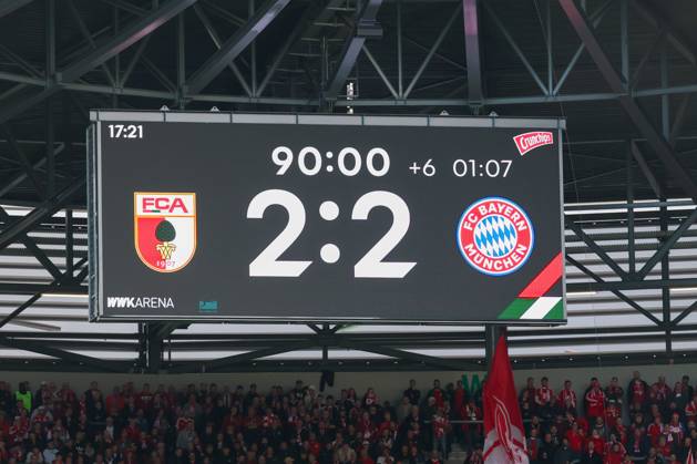 Endstand auf der Anzeigetafel, 2:2, FC Augsburg vs. FC Bayern Muenchen, Fussball, 1. Bundesliga, 5. Spieltag, 10.10.2026 DFB DFL regulations prohibit any use of photographs as image sequences and or quasi-video Augsburg Bayern Deutschland