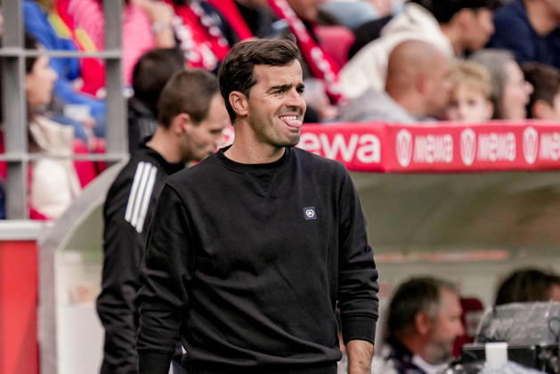 Deutschland: Fussball Saison 2026 2027 , 1. Bundesliga , 5. Spieltag , 1. FSV Mainz 05 vs. Bayer 04 Leverkusen - MEWA-Arena (Mainz) : Carles Martinez Carles Martinez (Trainer, Bayer 04 Leverkusen) Mimik, Gesichtsausdruck, Emotion Mainz MEWA-Arena Deutschland Germany Copyright: xBennetxLongx