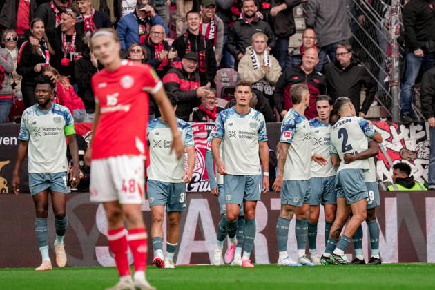 Deutschland: Fussball Saison 2026 2027 , 1. Bundesliga , 5. Spieltag , 1. FSV Mainz 05 vs. Bayer 04 Leverkusen - MEWA-Arena (Mainz) : Leverkusener Spieler jubeln zum 2:4 Führungstreffer, Tor, Torjubel, Jubel, Freude, Emotionen Mainz MEWA-Arena Deutschland Germany Copyright: xBennetxLongx