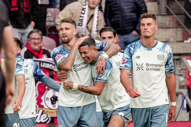 Deutschland: Fussball Saison 2026 2027 , 1. Bundesliga , 5. Spieltag , 1. FSV Mainz 05 vs. Bayer 04 Leverkusen - MEWA-Arena (Mainz) : Robert Andrich (Bayer 04 Leverkusen, 8) und Facundo Medina (Bayer 04 Leverkusen, 2) Tor und Torjubel zum 2:4, Tor, Torjubel, Jubel, Freude, Emotionen Mainz MEWA-Arena Deutschland Germany Copyright: xBennetxLongx