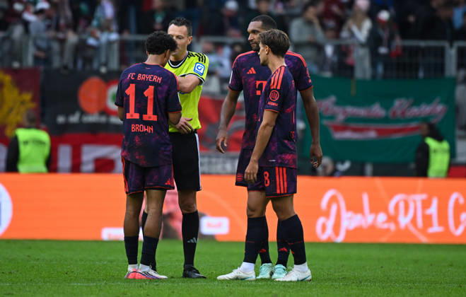 10.10.2026, xemx, Fussball 1.Bundesliga, FC Augsburg - Bayern München v.l. Mannschaft, Spieler, enttaeuscht, enttaeuscht schauend nach Spielende, dissapointed at the end of the match (DFL DFB REGULATIONS PROHIBIT ANY USE OF PHOTOGRAPHS as IMAGE SEQUENCES and or QUASI-VIDEO) Augsburg