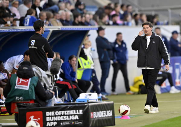 Trainer Coach Merlin Polzin Hamburger SV HSV Gestik Geste Richtung Vierter Offizieller Schiedsrichter Referee Schiedsrichter Referee Dr. Matthias Joellenbeck TSG 1899 Hoffenheim vs Hamburger SV HSV 10.10.2026 DFL REGULATIONS PROHIBIT ANY USE OF PHOTOGRAPHS AS IMAGE SEQUENCES AND OR QUASI-VIDEO TSG 1899 Hoffenheim vs Hamburger SV HSV