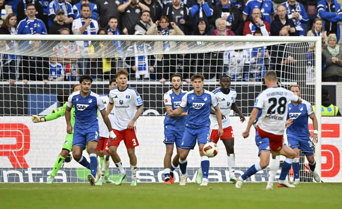 TOR zum 2:3 Miro Muheim Hamburger SV HSV (28) Torschuss Aktion Torchance findet Weg durch Freund und Feind ins Tor TSG 1899 Hoffenheim vs Hamburger SV HSV 10.10.2026 DFL REGULATIONS PROHIBIT ANY USE OF PHOTOGRAPHS AS IMAGE SEQUENCES AND OR QUASI-VIDEO TSG 1899 Hoffenheim vs Hamburger SV HSV
