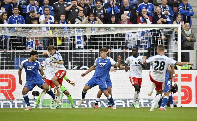 TOR zum 2:3 Miro Muheim Hamburger SV HSV (28) Torschuss Aktion Torchance findet Weg durch Freund und Feind ins Tor TSG 1899 Hoffenheim vs Hamburger SV HSV 10.10.2026 DFL REGULATIONS PROHIBIT ANY USE OF PHOTOGRAPHS AS IMAGE SEQUENCES AND OR QUASI-VIDEO TSG 1899 Hoffenheim vs Hamburger SV HSV