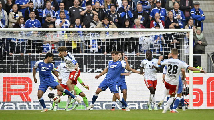 TOR zum 2:3 Miro Muheim Hamburger SV HSV (28) Torschuss Aktion Torchance findet Weg durch Freund und Feind ins Tor TSG 1899 Hoffenheim vs Hamburger SV HSV 10.10.2026 DFL REGULATIONS PROHIBIT ANY USE OF PHOTOGRAPHS AS IMAGE SEQUENCES AND OR QUASI-VIDEO TSG 1899 Hoffenheim vs Hamburger SV HSV