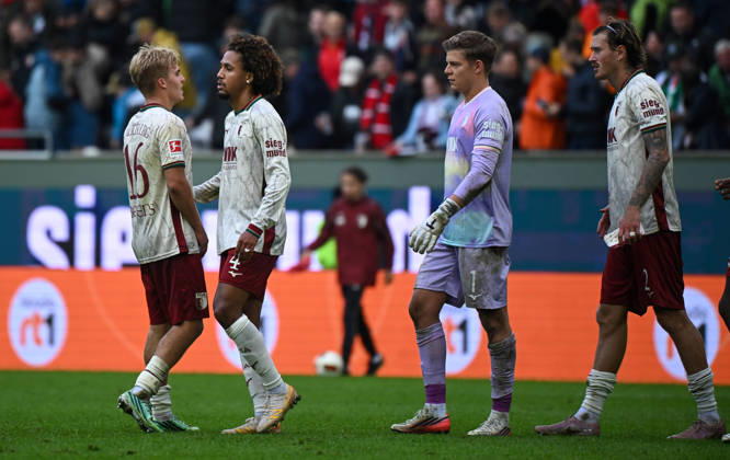 10.10.2026, xemx, Fussball 1.Bundesliga, FC Augsburg - Bayern München v.l. Mannschaft, Spieler, enttaeuscht, enttaeuscht schauend nach Spielende, dissapointed at the end of the match (DFL DFB REGULATIONS PROHIBIT ANY USE OF PHOTOGRAPHS as IMAGE SEQUENCES and or QUASI-VIDEO) Augsburg