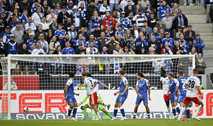 TOR zum 2:3 Miro Muheim Hamburger SV HSV (28) Torschuss Aktion Torchance findet Weg durch Freund und Feind ins Tor TSG 1899 Hoffenheim vs Hamburger SV HSV 10.10.2026 DFL REGULATIONS PROHIBIT ANY USE OF PHOTOGRAPHS AS IMAGE SEQUENCES AND OR QUASI-VIDEO TSG 1899 Hoffenheim vs Hamburger SV HSV