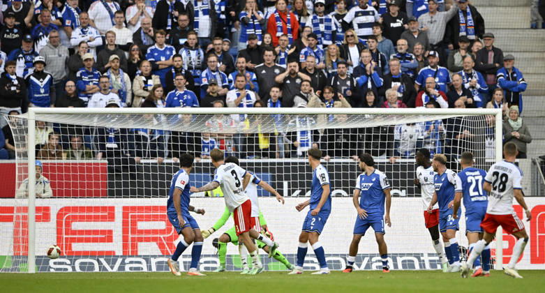 TOR zum 2:3 Miro Muheim Hamburger SV HSV (28) Torschuss Aktion Torchance findet Weg durch Freund und Feind ins Tor TSG 1899 Hoffenheim vs Hamburger SV HSV 10.10.2026 DFL REGULATIONS PROHIBIT ANY USE OF PHOTOGRAPHS AS IMAGE SEQUENCES AND OR QUASI-VIDEO TSG 1899 Hoffenheim vs Hamburger SV HSV