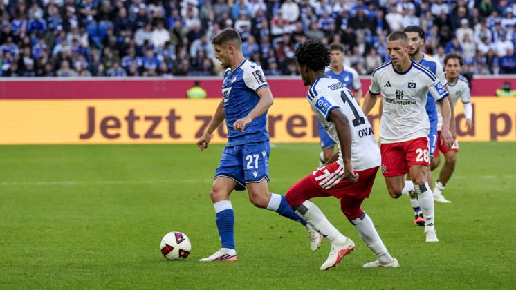 v.li.: Andrej Kramaric (Hoffenheim, 27), Warmed Omari (HSV, 17), Miro Muheim (HSV, 28), Zweikampf, Spielszene, Duell, duel, tackle, tackling, Dynamik, Action, Aktion, 10.10.2026, Sinsheim (Deutschland), Fussball, Bundesliga, TSG 1899 Hoffenheim - Hamburger SV, DFB DFL REGULATIONS PROHIBIT ANY USE OF PHOTOGRAPHS AS IMAGE SEQUENCES AND OR QUASI-VIDEO.