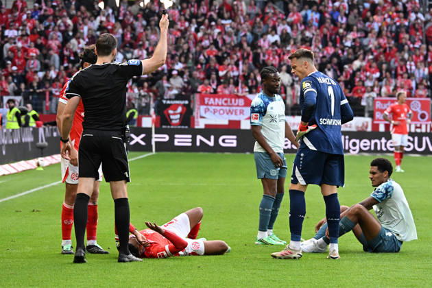 10.10.2026, xsltx, Fussball 1.Bundesliga, FSV Mainz 05 - Bayer 04 Leverkusen v.l. Philipp Mwene (FSV Mainz 05) verletzt, Verletzung, Schmerz, Schmerzen (DFL DFB REGULATIONS PROHIBIT ANY USE OF PHOTOGRAPHS as IMAGE SEQUENCES and or QUASI-VIDEO) Mainz