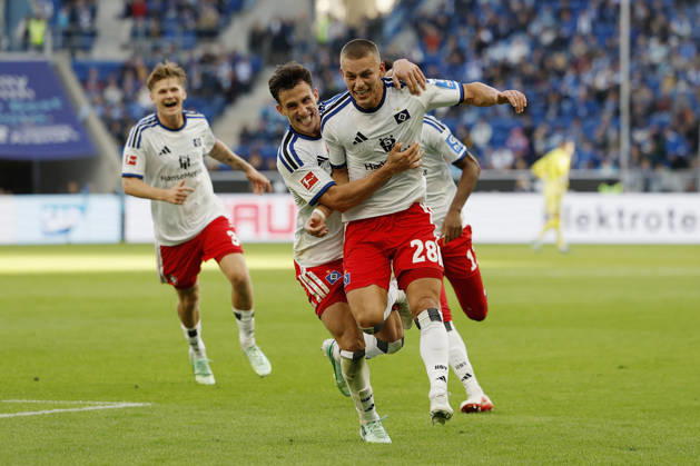 Jubel nach dem Tor zum 2:3, jubelnd, bejubelt, jubelt, jubeln, Cheers after the goal, cheering, celebrated, cheers, cheering, um den Torschuetze, Scorer Miro Muheim (HSV) v., emotions im Bundesliga-Spiel zwischen der TSG 1899 Hoffenheim und dem Hamburger SV in der PreZero Arena, Sinsheim, Deutschland, am 10. Oktober 2026. in action during the Bundesliga match between TSG 1899 Hoffenheim and Hamburger SV at the PreZero Arena, Sinsheim, Germany, on October 10, 2026. DFB DFL REGULATIONS PROHIBIT ANY USE OF PHOTOGRAPHS AS IMAGE SEQUENCES AND OR QUASI-VIDEO, Copyright: HMBxMedia xHeikoxBecker