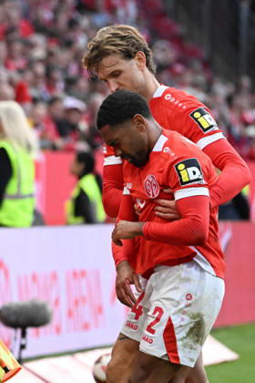 10.10.2026, xsltx, Fussball 1.Bundesliga, FSV Mainz 05 - Bayer 04 Leverkusen v.l. Philipp Mwene (FSV Mainz 05) verletzt, Verletzung, Schmerz, Schmerzen (DFL DFB REGULATIONS PROHIBIT ANY USE OF PHOTOGRAPHS as IMAGE SEQUENCES and or QUASI-VIDEO) Mainz