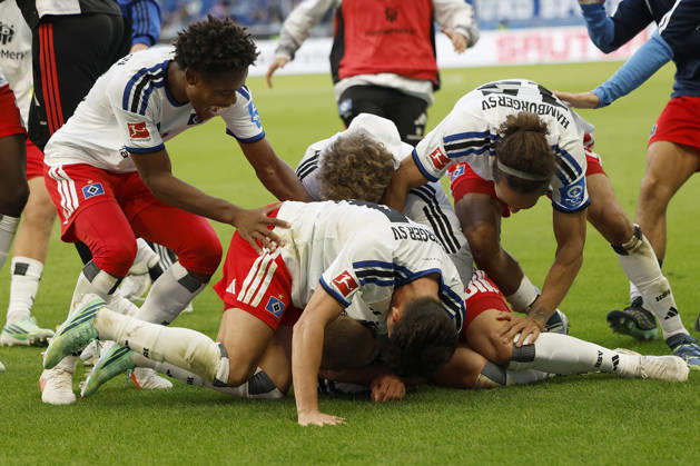 Sport Bilder des Tages Jubel nach dem Tor zum 2:3, jubelnd, bejubelt, jubelt, jubeln, Cheers after the goal, cheering, celebrated, cheers, cheering, um den Torschuetze, Scorer Miro Muheim (HSV), emotions im Bundesliga-Spiel zwischen der TSG 1899 Hoffenheim und dem Hamburger SV in der PreZero Arena, Sinsheim, Deutschland, am 10. Oktober 2026. in action during the Bundesliga match between TSG 1899 Hoffenheim and Hamburger SV at the PreZero Arena, Sinsheim, Germany, on October 10, 2026. DFB DFL REGULATIONS PROHIBIT ANY USE OF PHOTOGRAPHS AS IMAGE SEQUENCES AND OR QUASI-VIDEO, Copyright: HMBxMedia xHeikoxBecker