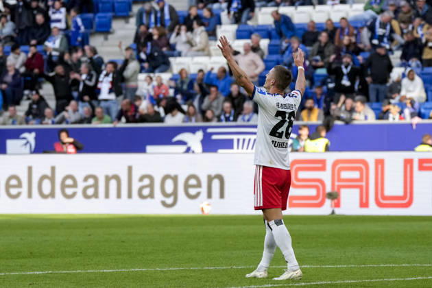 Miro Muheim (HSV, 28), Freisteller, Ganzkörper, Einzelbild, Einzelfoto, Aktion, Action, Spieler vom Hamburger SV (HSV), Jubel nach dem Schlusspfiff, Freude über den Sieg, Sieger, Gewinner, jubelt, jubeln, fröhlich, positiv, freut sich, freuen, optimistisch, Highlight, Action, Aktion, 10.10.2026, Sinsheim (Deutschland), Fussball, Bundesliga, TSG 1899 Hoffenheim - Hamburger SV, DFB DFL REGULATIONS PROHIBIT ANY USE OF PHOTOGRAPHS AS IMAGE SEQUENCES AND OR QUASI-VIDEO.