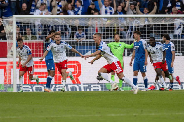 Torjubel des Torschützen Miro Muheim (Hamburger SV). xettx, Deutschland, Sinsheim, 10.10.2026, Fussball, Bundesliga: TSG 1899 Hoffenheim vs Hamburger SV, Saison 2026 2027, 5. Spieltag, SNP Arena DFL DFB REGULATIONS PROHIBIT ANY USE OF PHOTOGRAPHS AS IMAGE SEQUENCES AND OR QUASI-VIDEO.