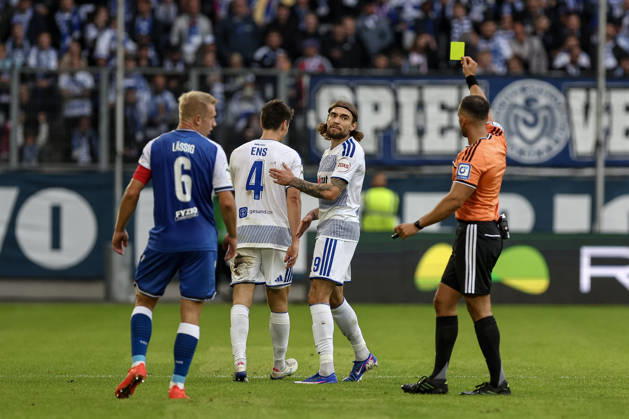 10.10.2026, GER, Fussball, Herren, 3. Liga, Saison 2026 2027, MSV Duisburg - TSG Hoffenheim II Joshua Bitter (Duisburg) erhält die gelbe Karte von Schiedsrichter Leonidas Exuzidis Duisburg schauinsland-reisen-Arena Nordrhein-Westfalen Deutschland Copyright: xAdrianxSchlüterx