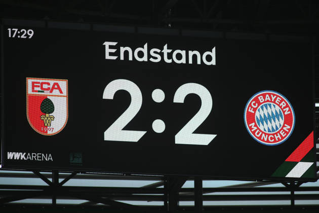 Fussball, Herren, Saison 2026 2027, FC Augsburg - FC Bayern München, Bundesliga, WWK Arena Endstand 2:2 auf der Anzeigetafel DFL DFB regulations prohibit any use of photographs as image sequences and or quasi-video