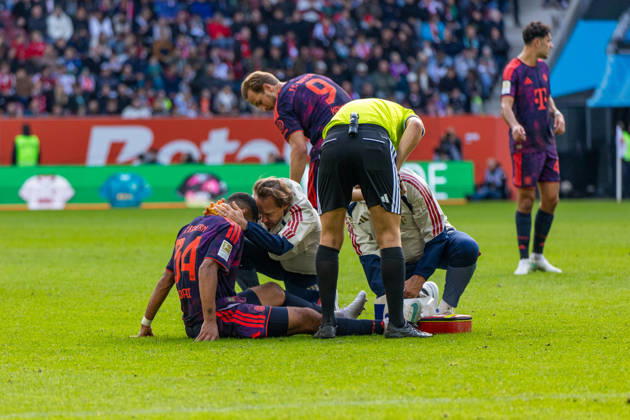 10.10.26 FC Augsburg - FC Bayern München Deutschland, Augsburg, 10.10.2026, Fussball, Bundesliga, Saison 2026 2027, FC Augsburg - FC Bayern München: Ismael Saibari (FC Bayern München); Verletzung, angeschlagen, am Boden sitzend.