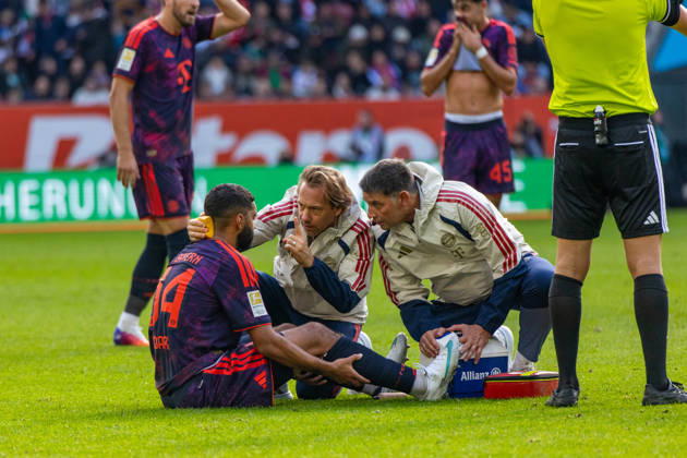 10.10.26 FC Augsburg - FC Bayern München Deutschland, Augsburg, 10.10.2026, Fussball, Bundesliga, Saison 2026 2027, FC Augsburg - FC Bayern München: Ismael Saibari (FC Bayern München); Verletzung, angeschlagen, am Boden sitzend.