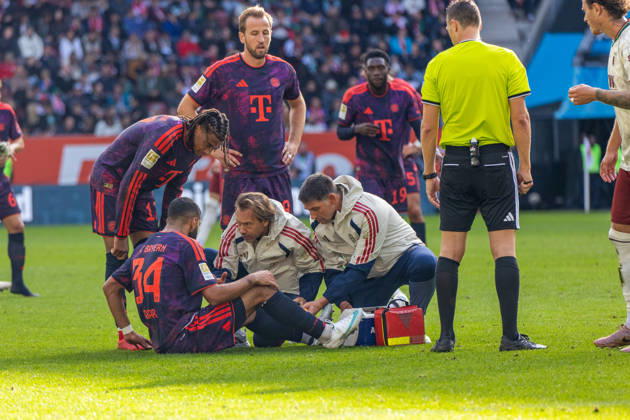 10.10.26 FC Augsburg - FC Bayern München Deutschland, Augsburg, 10.10.2026, Fussball, Bundesliga, Saison 2026 2027, FC Augsburg - FC Bayern München: Ismael Saibari (FC Bayern München); Verletzung, angeschlagen, am Boden sitzend.