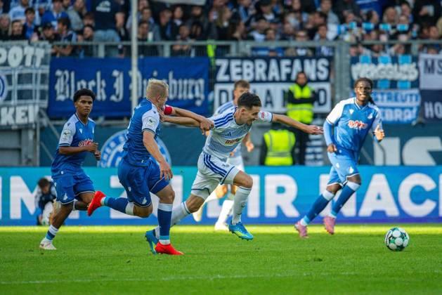3.Liga MSV Duisburg - TSG Hoffenheim II ** NUR FÜR REDAKTIONELLE ZWECKE ** EDITORIAL USE ONLY **<p>Fußball 3.Liga MSV Duisburg - TSG Hoffenheim II am 10.10.26 in der Schauinsland-Reisen Arena in Duisburg Valentin Lässig ( Hoffenheim 2),links - Conor Noß ( Duisburg ).rechts Duisburg Copyright: JakobxKlos