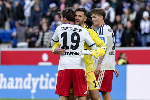 v.li.: Otto Stange (HSV, 19), Daniel Heuer Fernandes (Torhüter, HSV, 1), David Möller Wolfe (HSV, 3), Spieler vom Hamburger SV (HSV), Jubel nach dem Schlusspfiff, Freude über den Sieg, Sieger, Gewinner, jubelt, jubeln, fröhlich, positiv, freut sich, freuen, optimistisch, Highlight, Action, Aktion, 10.10.2026, Sinsheim (Deutschland), Fussball, Bundesliga, TSG 1899 Hoffenheim - Hamburger SV, DFB DFL REGULATIONS PROHIBIT ANY USE OF PHOTOGRAPHS AS IMAGE SEQUENCES AND OR QUASI-VIDEO.