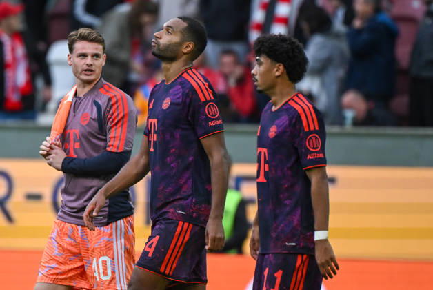 10.10.2026, xemx, Fussball 1.Bundesliga, FC Augsburg - Bayern München v.l. Mannschaft, Spieler, enttaeuscht, enttaeuscht schauend nach Spielende, dissapointed at the end of the match (DFL DFB REGULATIONS PROHIBIT ANY USE OF PHOTOGRAPHS as IMAGE SEQUENCES and or QUASI-VIDEO) Augsburg