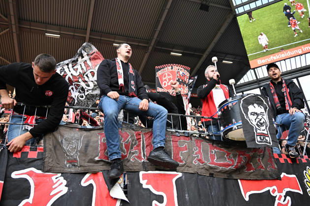 10.10.2026, xsltx, Fussball 1.Bundesliga, FSV Mainz 05 - Bayer 04 Leverkusen v.l. Fans, Zuschauer, Emotionen, Trikots, Fahnen, Stimmung, Ultras von Bayer Leverkusen (DFL DFB REGULATIONS PROHIBIT ANY USE OF PHOTOGRAPHS as IMAGE SEQUENCES and or QUASI-VIDEO) Mainz