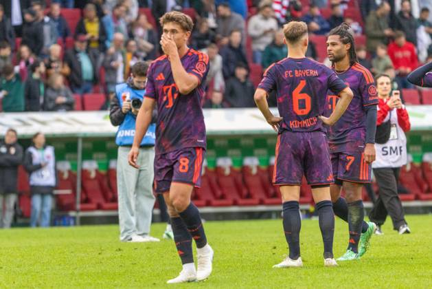 Tom Bischof (FC Bayern Muenchen), Joshua Kimmich (FC Bayern Muenchen) und Serge Gnabry (FC Bayern Muenchen) v-l schauen enttaeuscht, FC Augsburg vs. FC Bayer Muenchen, Fussball-Bundesliga, Fussball, 1. Bundesliga, 5. Spieltag, 10.10..2026 DFL regulations prohibit any use of photographs as image sequences and or quasi-video