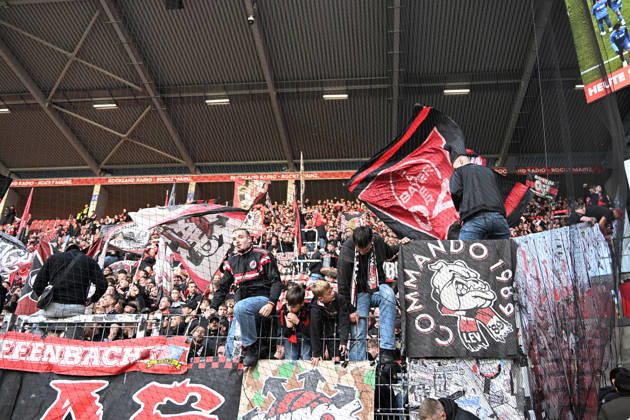 10.10.2026, xsltx, Fussball 1.Bundesliga, FSV Mainz 05 - Bayer 04 Leverkusen v.l. Fans, Zuschauer, Emotionen, Trikots, Fahnen, Stimmung, Ultras von Bayer Leverkusen (DFL DFB REGULATIONS PROHIBIT ANY USE OF PHOTOGRAPHS as IMAGE SEQUENCES and or QUASI-VIDEO) Mainz