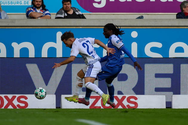 10.10.2026, GER, Fussball, Herren, 3. Liga, Saison 2026 2027, MSV Duisburg - TSG Hoffenheim II Can Coskun (MSV) und Blessing Maleko Makanda (TSG II) im Kampf um den Ball Copyright: xSvenxHanischx