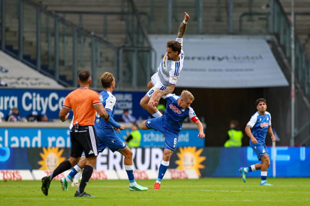10.10.2026, GER, Fussball, Herren, 3. Liga, Saison 2026 2027, MSV Duisburg - TSG Hoffenheim II Lex Tyger Lobinger (MSV) und Valentin Lässig (TSG II) im Kampf um den Ball Copyright: xSvenxHanischx
