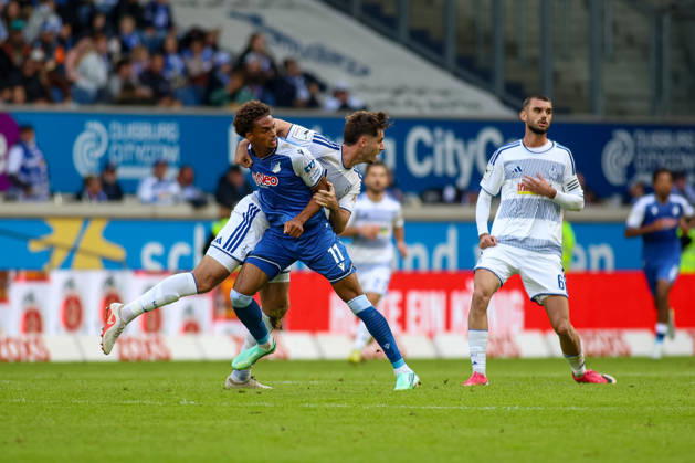 10.10.2026, GER, Fussball, Herren, 3. Liga, Saison 2026 2027, MSV Duisburg - TSG Hoffenheim II Tobias Fleckstein (MSV) und Jykese Fields (TSG II) im Kampf um den Ball Copyright: xSvenxHanischx