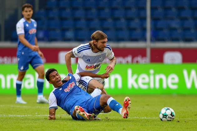 10.10.2026, GER, Fussball, Herren, 3. Liga, Saison 2026 2027, MSV Duisburg - TSG Hoffenheim II Tristan Spranger (TSG II) und Joshua Bitter (MSV) im Kampf um den Ball Copyright: xSvenxHanischx